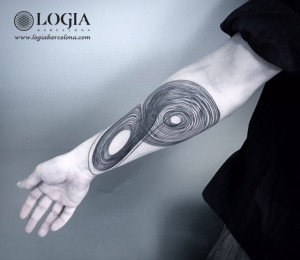 tatuaje-antebrazo-lineas-circulares-Logia-Barcelona-Dasly 